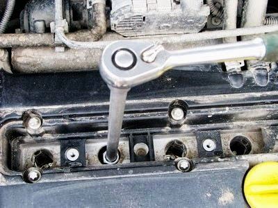 Откручиваем свечи зажигания Opel Corsa D