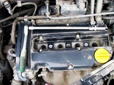 С помощью ключа откручиваем свечи зажигания Opel Corsa D